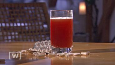 Bild: HR Ein Glas Saft steht neben Tabletten