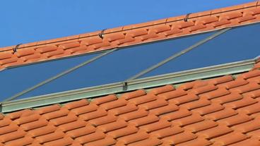 Solarthermieanlage auf dem Dach eines Hauses