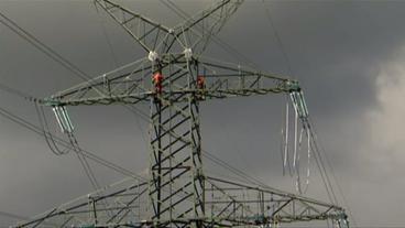 Bild: NDR Zwei Menschen arbeiten auf einem Hochspannungsmast