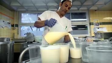 Bild: WDR/Neudreh Mann gießt Milch in Becher