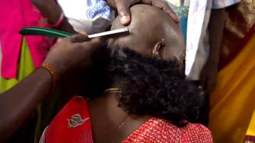 Indische Frau lässt sich den Kopf rasieren