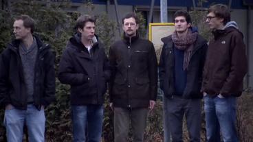 Fünf Männer an Bushaltestelle, mit viel bzw. wenig Haar