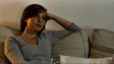 Bild: WDR Junge Frau auf Sofa, schaut fern