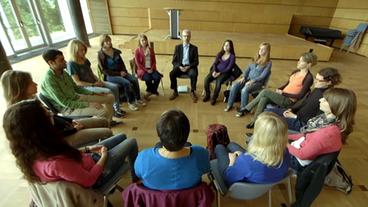 Sitzkreis mit Professor Esch und Studierenden