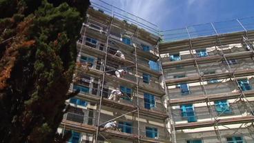 Bild: NDR Vor der Fassade eines Mehrfamilienhauses steht ein Baugerüst