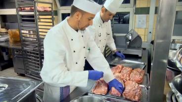 Bild: WDR/Neudreh Zwei Köche salzen Schweinebraten