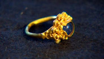 Bild: NDR Ein Goldring mit blauem Stein