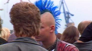 Ein Punker mit blauen Haaren