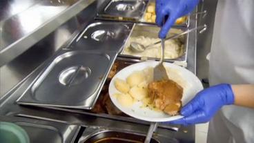 Bild: WDR/Neudreh Kantine, Essensausgabe, Schweinebraten
