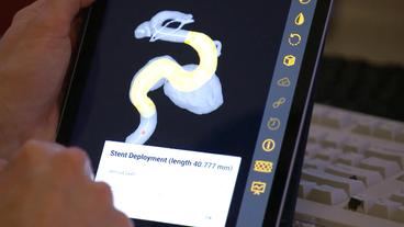 Bild: NDR Arzt hält ein Tablet in de Hand