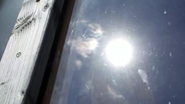 Bild: BR Die Sonne spiegelt sich in einem Fenster