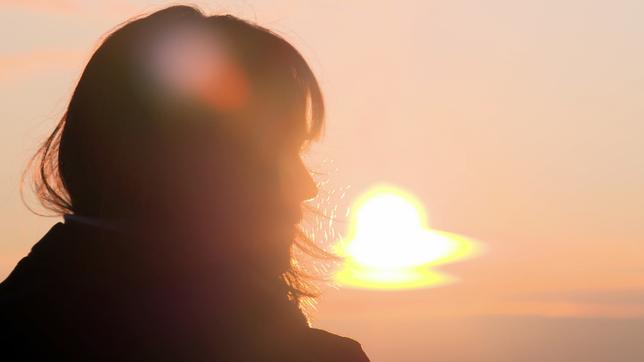 Lucia Kleint betrachtet Sonnenaufgang über den Alpen