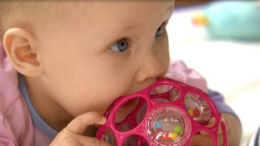 Bild: NDR Ein Baby kaut auf einem Ball.
