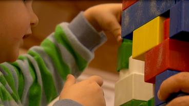 Bild: NDR Junge baut mit Duplo.
