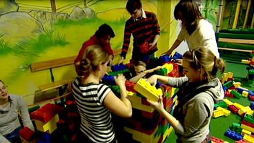 Bild: NDR Erwachsene auf Indoorspielplatz