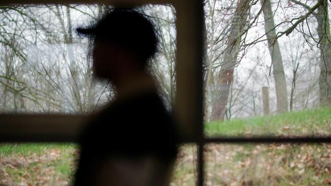 Bild: WDR Mann an einem Fenster