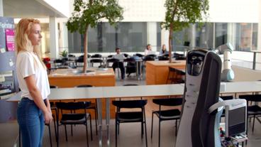 Bild: hr Studentin und Roboter stehen sich gegenüber