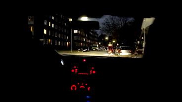 Bild: NDR Blick aus dem Auto in eine beleuchtete Straße am Abend