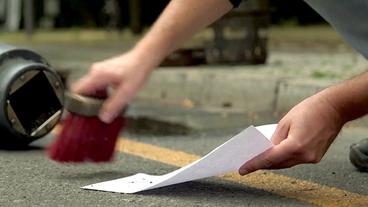 Bild: BR Forscher fegt mit Handbesen Straßenstaub auf Papier