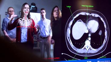 Studenten sehen ihren eigenen Körper.