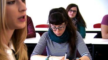 Bild: SWR Studentin macht sich Notizen
