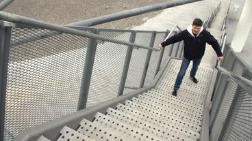 Bild: hr Ein Mann läuft eine Treppe hinauf