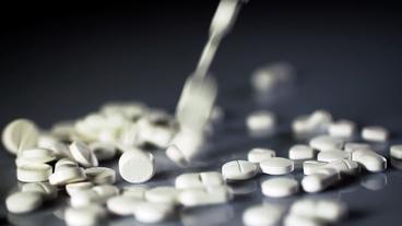 Bild: NDR Tabletten auf einem Tisch.