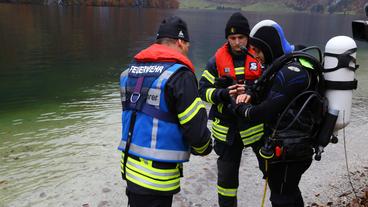 Bild: Jan Kerckhoff Ein Rettungstaucher bereitet sich auf seinen Einsatz vor.