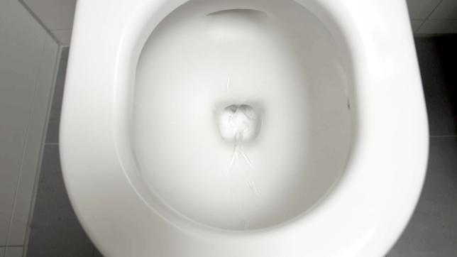 Blick in Kloschüssel eines Vakuumtoilette beim Spülen