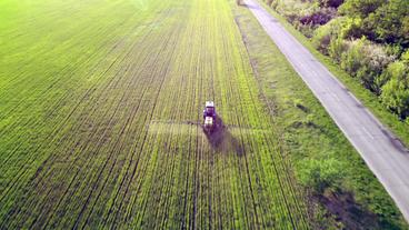 Ein Traktor bringt Gülle auf ein Feld aus 
