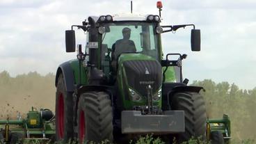 Bild: SWR Traktor mit angehängter Egge beackert ein Feld