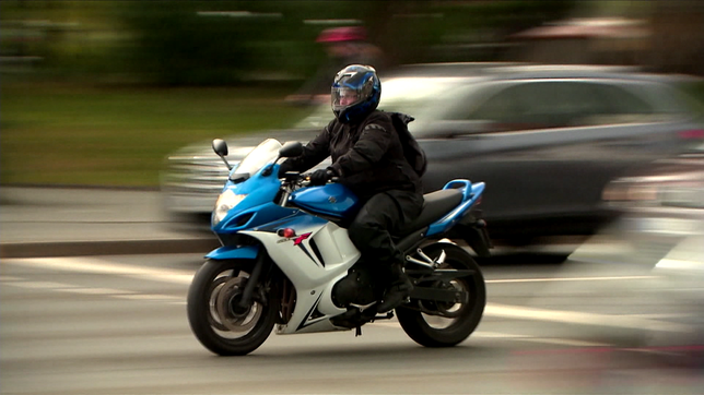 Person fährt auf einem Motorrad