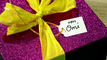 Geschenk mit Schild "Von Omi"