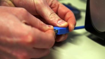 Kabel an einem Computer.