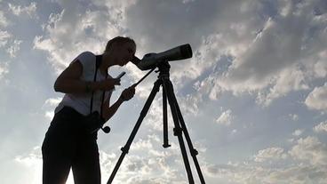 Bild: hr Eine Frau schaut durch ein Fernglas.