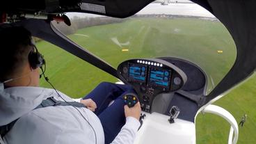 Bild: SWR Mann sitzt in einem Cockpit