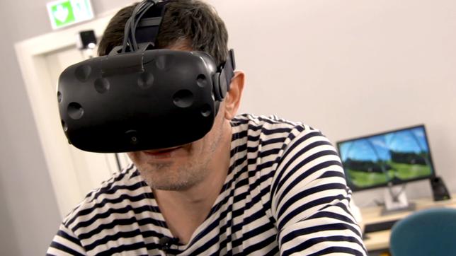 Bild: hr Ein Mann trägt eine VR-Brille