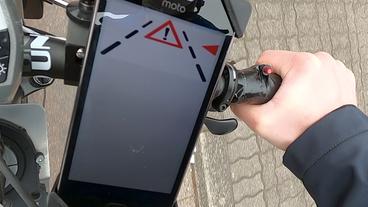 Bild: hr Ein Mobiltelefon zeigt an, dass der Abstand zum rechten Bordstein zu knapp ist.