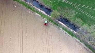 Traktor nähert sich Flussufer 