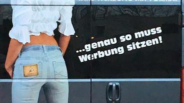 Bild: BR Werbung mit einer Frau von hinten auf einem Lieferwagen