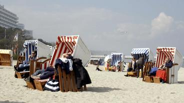 Bild: WDR Personen liegen in Strandkörben