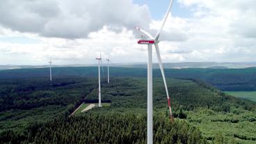 Windkraftanlagen auf den Hügeln des Schwarzwaldes 