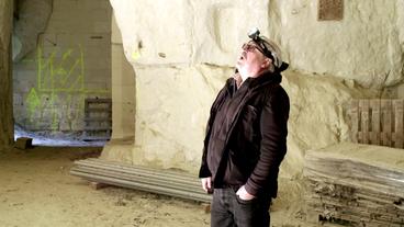 Geologe Christoph Leotot überprüft alte Wohnhöhle