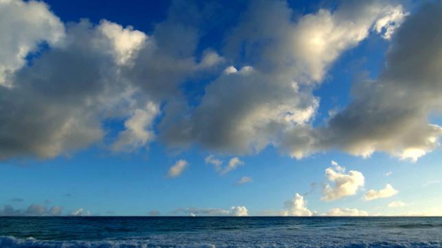 Schäfchenwolken über dem Atlantischen Ozean.