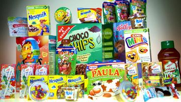 Verschiedene Lebensmittelpackungen mit Produkten für Kindern.