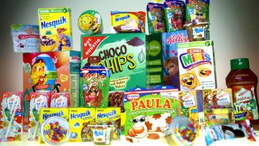 Bild: NDR Verschiedene Lebensmittelpackungen mit Produkten für Kindern.