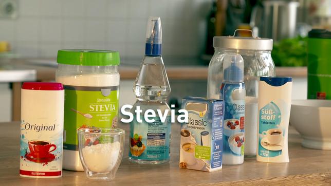 Verschiedene Stevia-Produkte stehen auf einem Tisch.