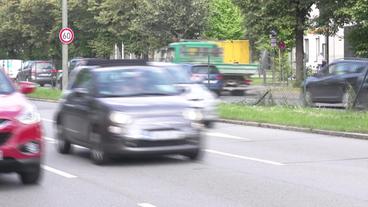 Autos fahren auf zweispuriger Straße