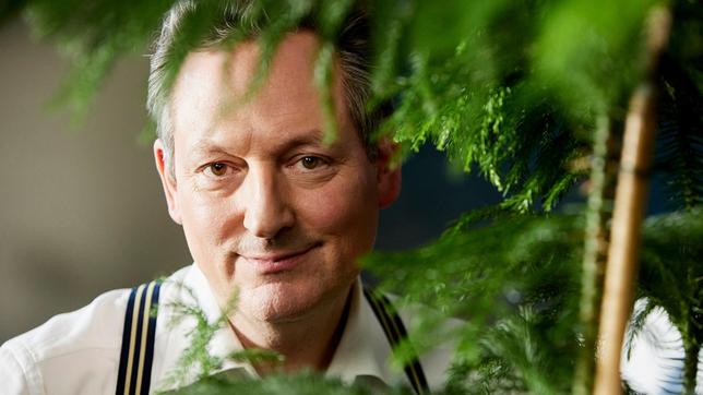 Bild: ARD/Kai Schulz Bäume und Wälder sind nicht nur wichtige und vitale Lebensräume, sie haben auch großen Einfluss auf das Klima in einer Region. Was die Terpene aus Nadelbäumen mit Regenwolken zu tun haben, erklärt Eckart von Hirschhausen in „Wissen vor acht – Erde“.