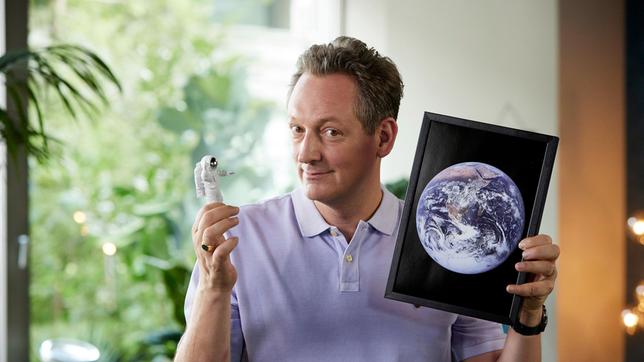 Kann ein Foto die Welt verändern? Ja, es kann, wenn es uns Menschen berührt. 1972 entstand das erste Foto unserer gesamten Erde, aufgenommen vom Weltall aus. Das Bild gab uns eine neue Perspektive auf den Planeten und erschien in einem für unsere Erde bewegten Jahr. Was 1972 genau geschah und was das Foto mit uns machte, zeigt Eckart von Hirschhausen in „Wissen vor acht Erde“.